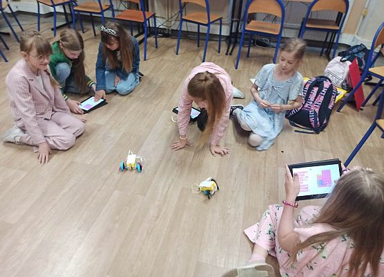 skoczki na podłodze