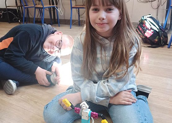 uczennica klasy 3a z tancerzem