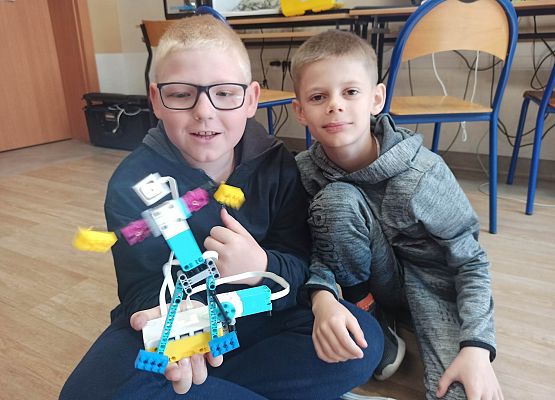 chłopcy z tancerzem