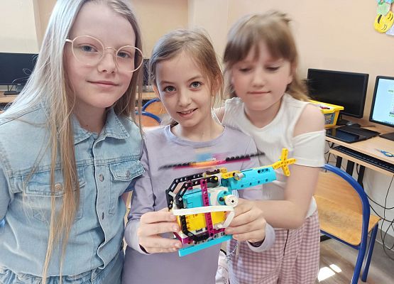 dziewczynki z helikopterem