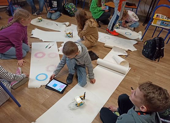 uczniowie klasy 3a malują rysunki