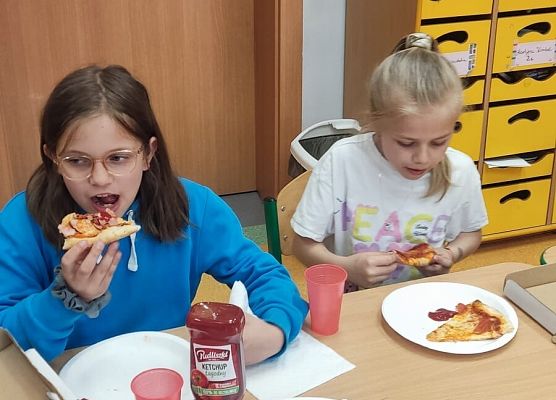 Agata Baranowska i Agata Brzezińska z 2c zajadają pizzę