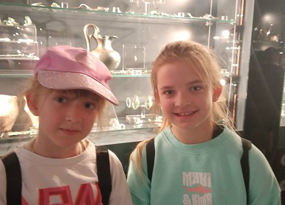 Alicja Rodo i Ania Tabaka z 3a przy wystawie