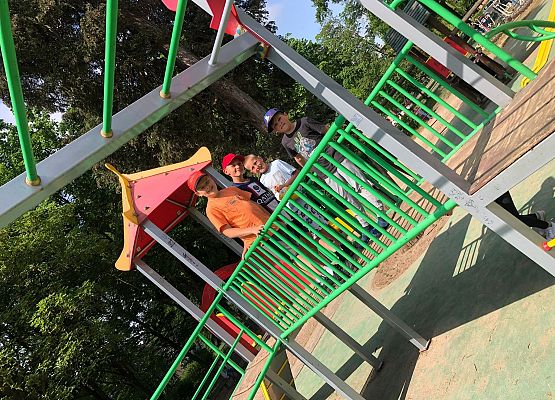 Chłopcy z 2b na placu zabaw