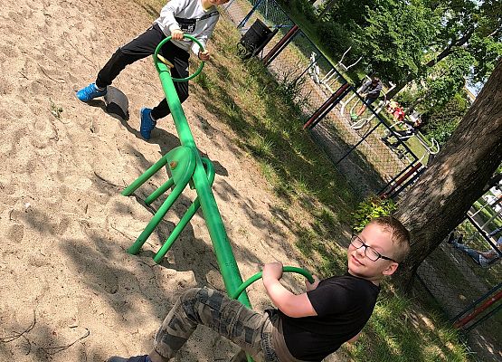 Julian Block i Antoni Wysocki z 2b na placu zabaw