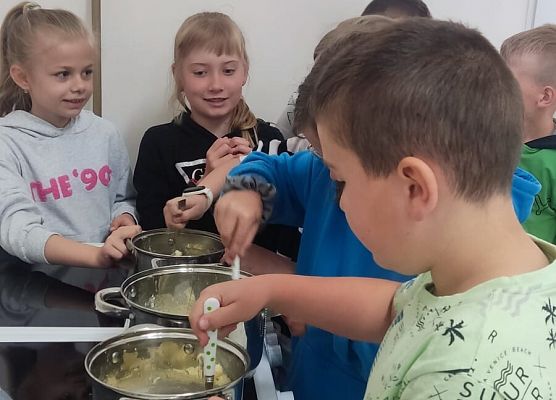 Klasa 2c szykuje czekoladę