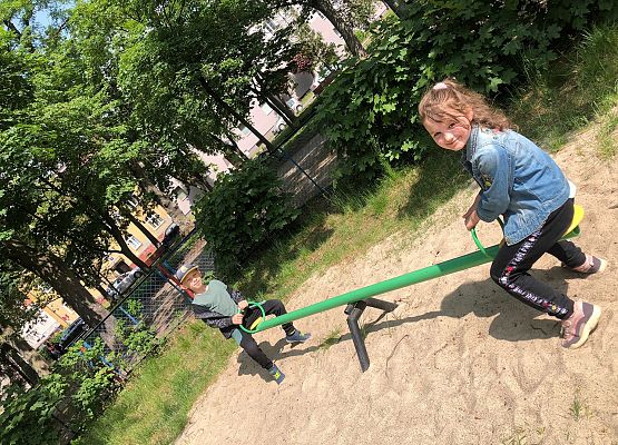 Olek Dawid i Ania z 2b na placu zabaw