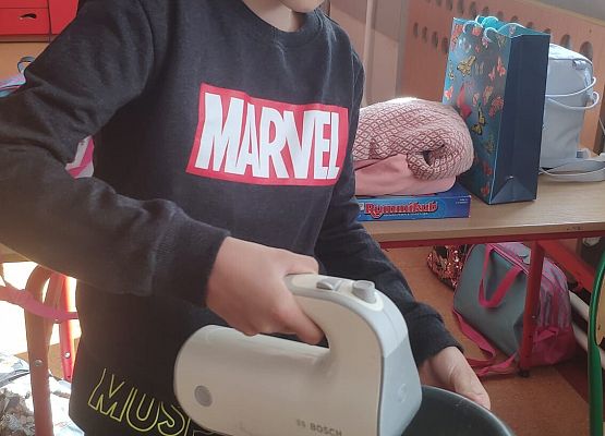 Oliwier Trowski szykuje ciasto na gofry