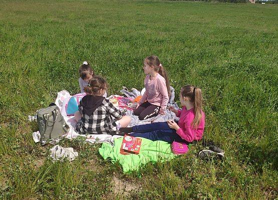 uczniowie 2a na pikniku