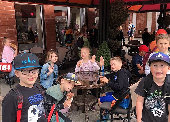 Uczniowie 2b na lodach