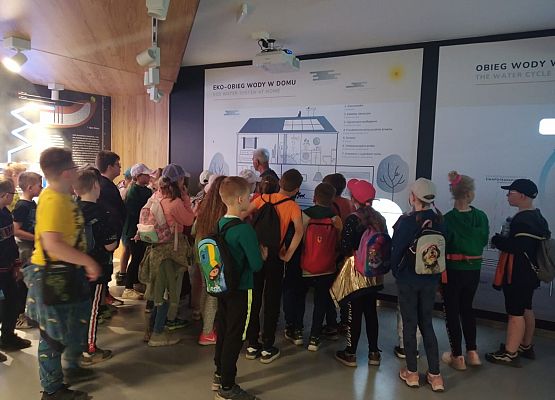 Uczniowie 3a i 3b słuchają wykładu odnośnie wody