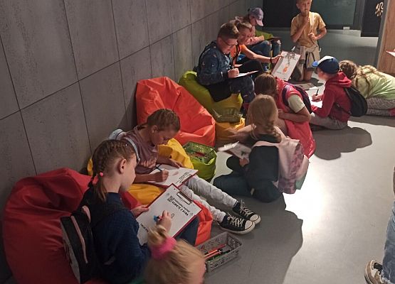 Uczniowie z 3a tworzą postaci do skanera