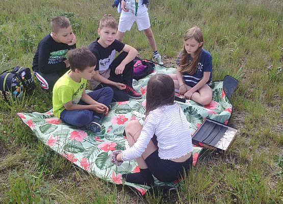 uczniowie 2a na pikniku