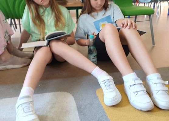 Hania i Ala z 3a czytają ulubione książki