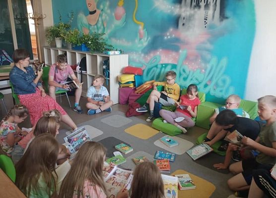 wspólnie czytamy na świetlicy