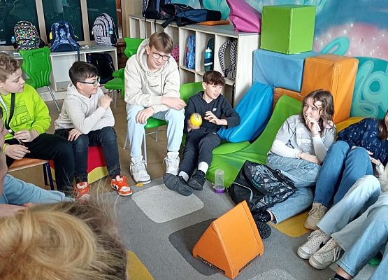 Uczniowie rozmawiają na temat zdrowego odżywiania.