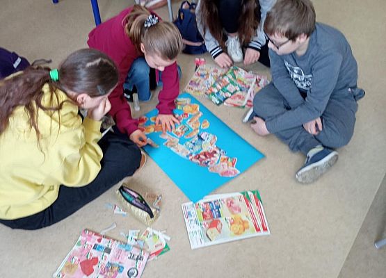 Uczniowie tworzą talerze zdrowego odżywiania.