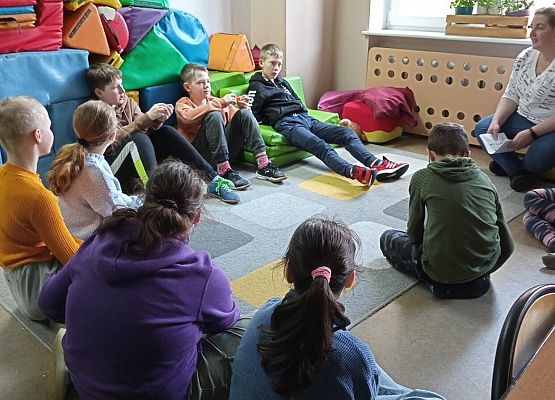 Uczniowie rozmawiają na temat zdrowego odżywiania.