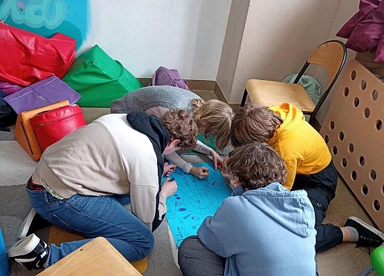 Uczniowie tworzą talerze zdrowego odżywiania.