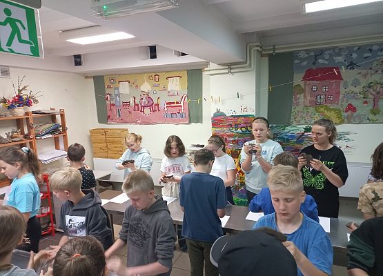 dzieci świetnie się bawią