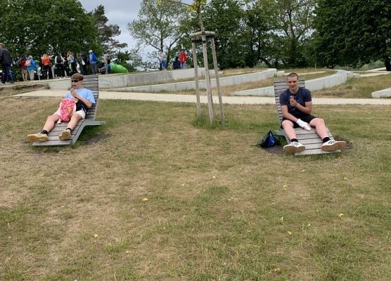 chłopcy odpoczywają na leżakach w Międzyzdrojach