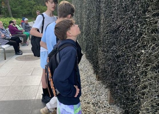 chłopcy przy tężniach