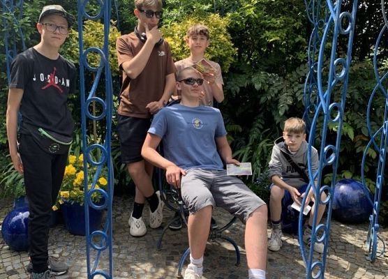 chłopcy w Ogrodach Hortulus