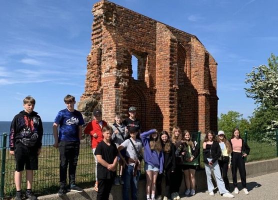 dzieci i ruiny kościoła w Trzęsaczu