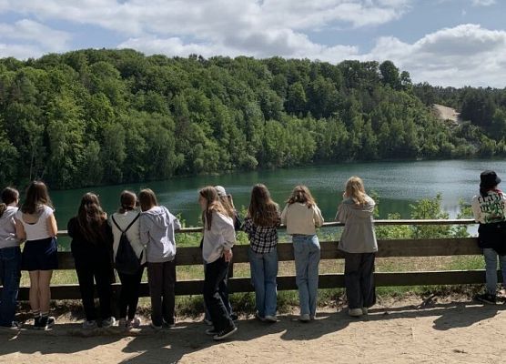 dzieci oglądają Szmaragdowe Jeziorko