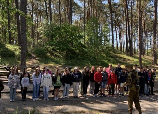 dzieci podczas musztry w Podziemnym Mieście Wolin