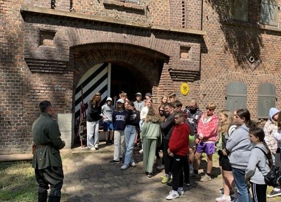 dzieci słuchają opowieści żołnierza