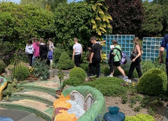 dzieci zwiedzają Ogrody Hortulus