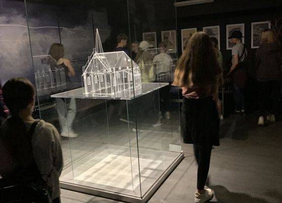 dzieci zwiedzają muzeum w Trząsaczu