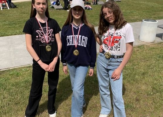 dziewczynki prezentują zdobyte medale