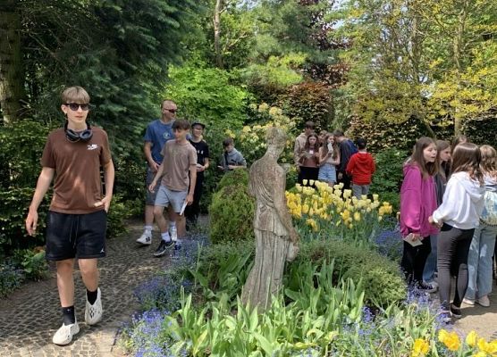 młodzież zwiedza Ogrody Hortulus