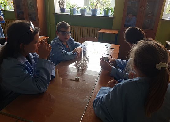 dzieci podczas lekcji chemii