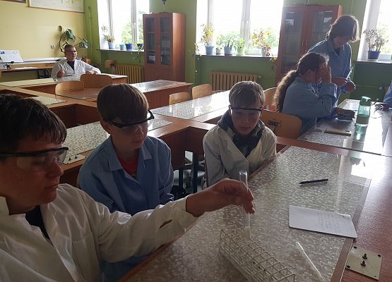 chłopcy badają właściwości tlenku węgla