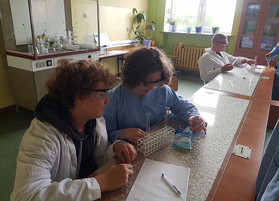 dzieci obserwują przebieg doświadczenia