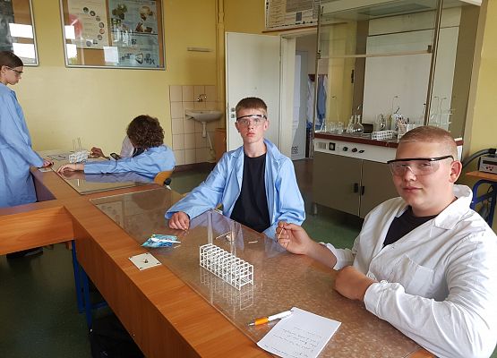 dzieci przeprowadzają doświadczenie