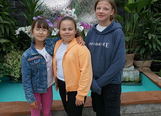 Hania Ola Julka z 3b przy fontannie