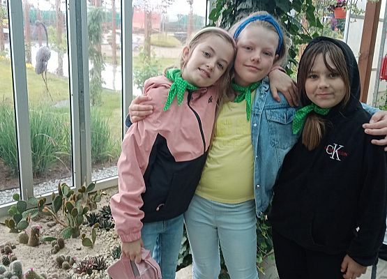 M. Kendyś A. Pilarska i K. Płotka z 3a przy kaktusach