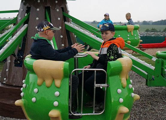 Maciej Klein i Olek Ostrowski na karuzeli