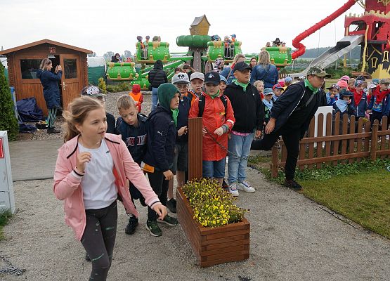 dzieci z 3a i 3b wchodzą do Czarnogrodu