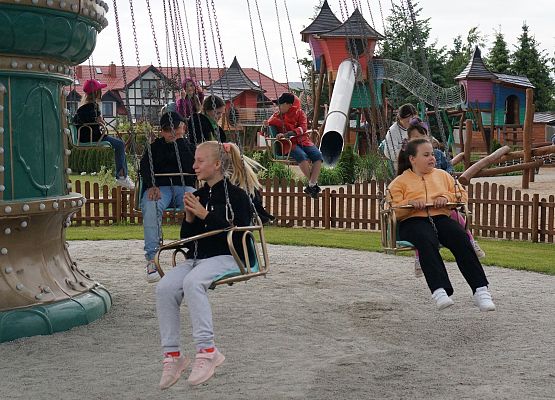 dziewczynki z 3b na karuzeli