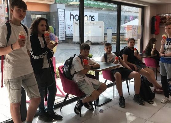 Uczniowie jedzą lody.