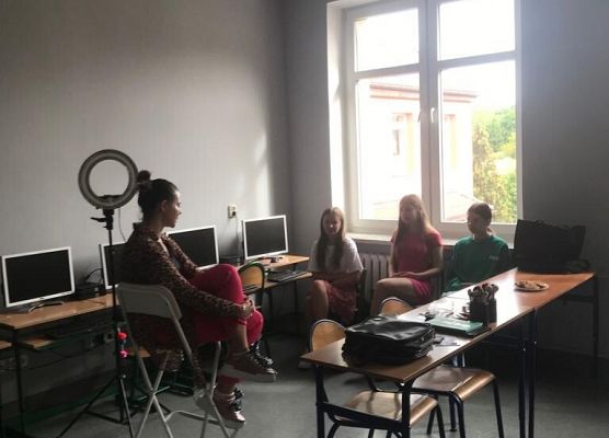 Uczniowie siedzą w klasie.