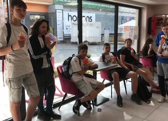 Uczniowie jedzą lody.