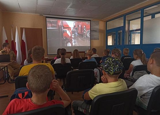 3b ogląda film dotyczący pożaru