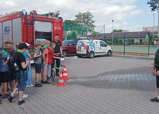 chłopcy z 3a testują sprzęt gaśniczy