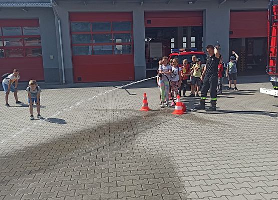 dzieci z 3b testują sprzęt gaśniczy